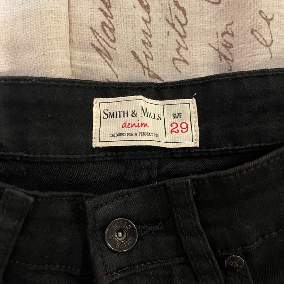 Stretch denim jeans. Perfect for that weekend out with friends. - Picture 5 of 5